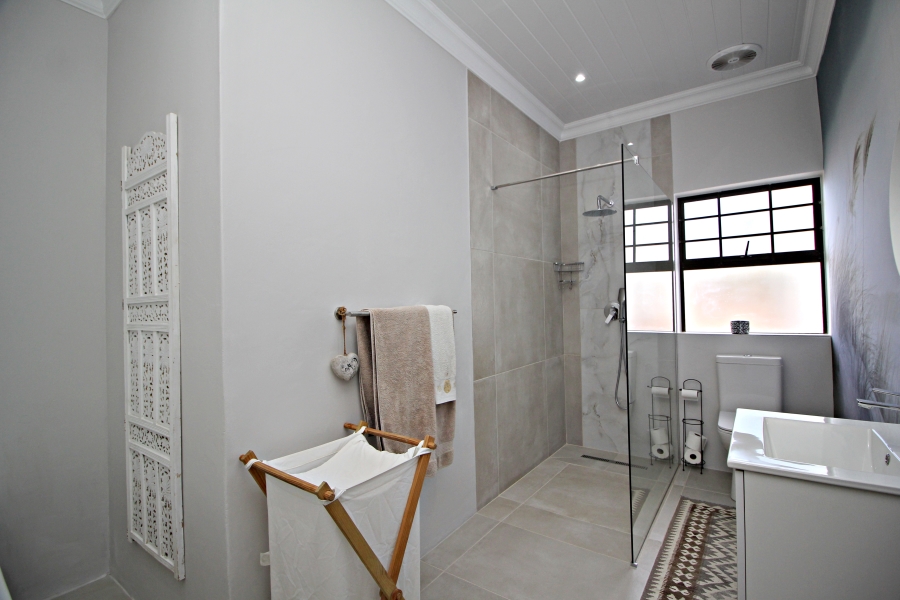 5 Bedroom Property for Sale in Hartenbos Central Western Cape